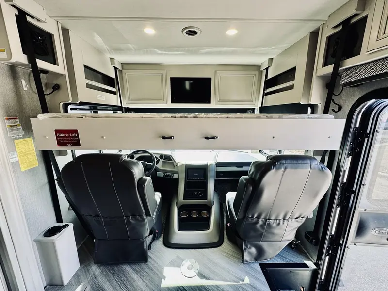 2023 Holiday Rambler Vacationer 33C | F-53 V8 7.3 350HP