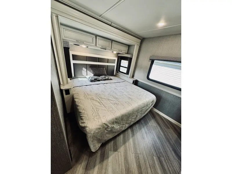 2023 Holiday Rambler Vacationer 33C | F-53 V8 7.3 350HP