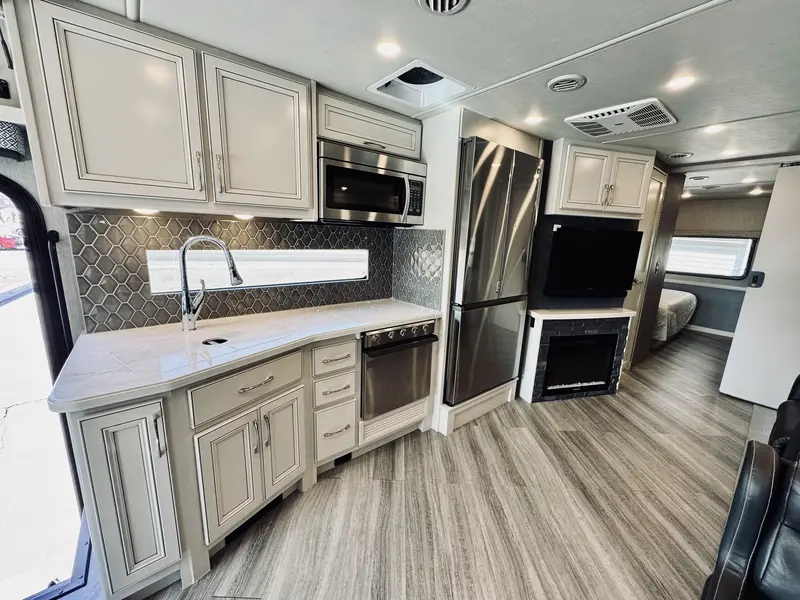 2023 Holiday Rambler Vacationer 33C | F-53 V8 7.3 350HP