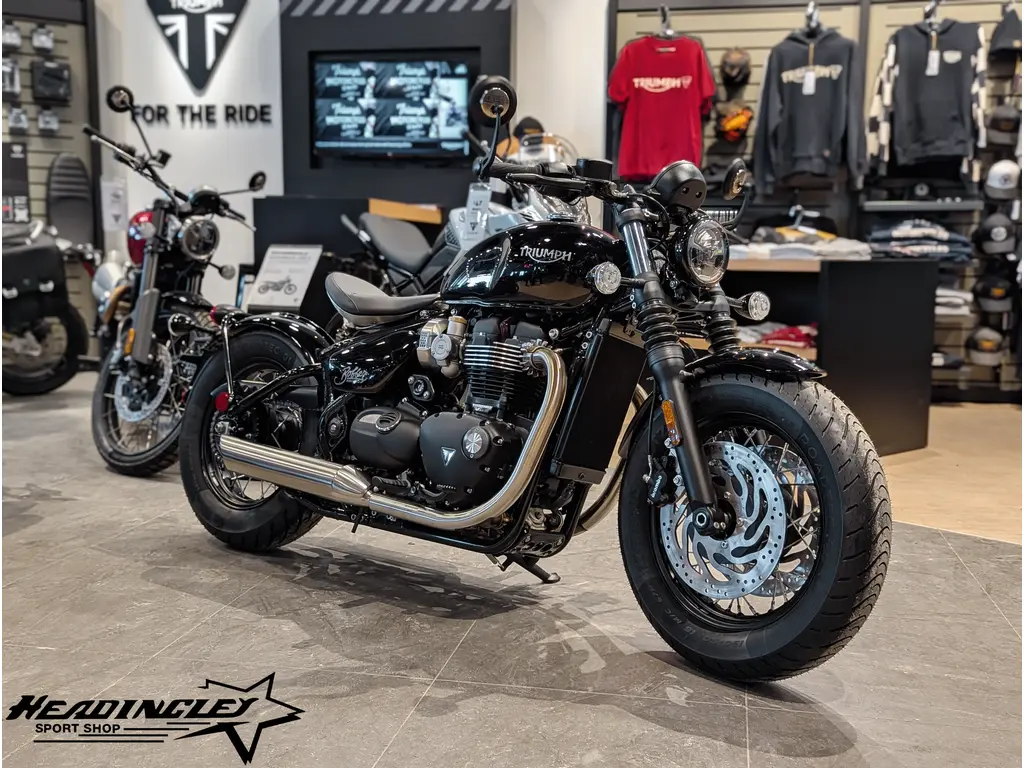 2025 Triumph Bonneville Bobber // Jet Black