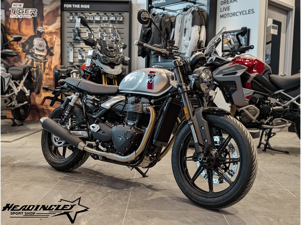 2025 Triumph Speed Twin 900 // Aluminium Silver/Carnival Red/Jet Black 