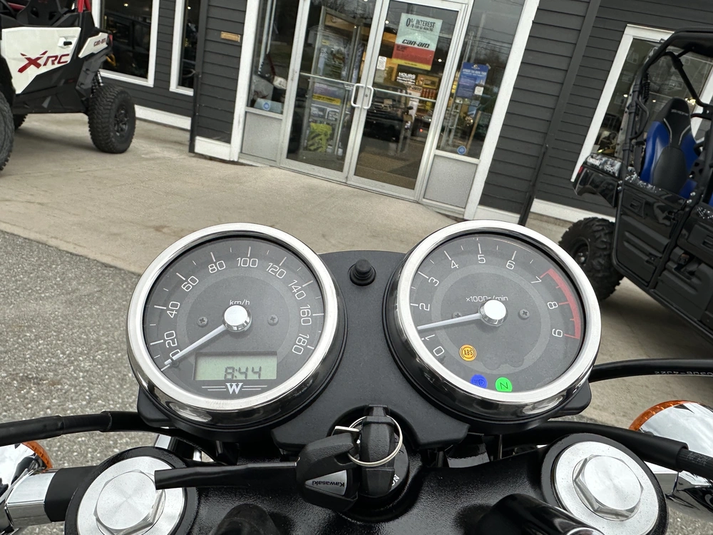 2025 Kawasaki W800 alt