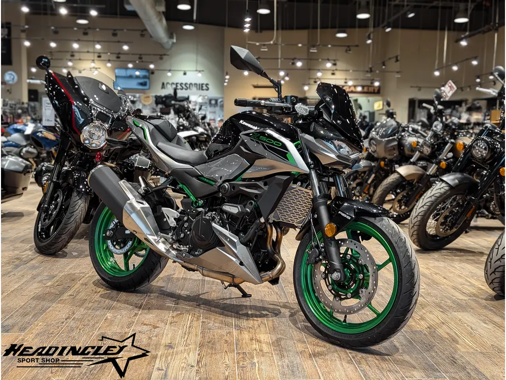 2025 Kawasaki Z500 SE // Metallic Moondust Gray/Metallic Spark Black 
