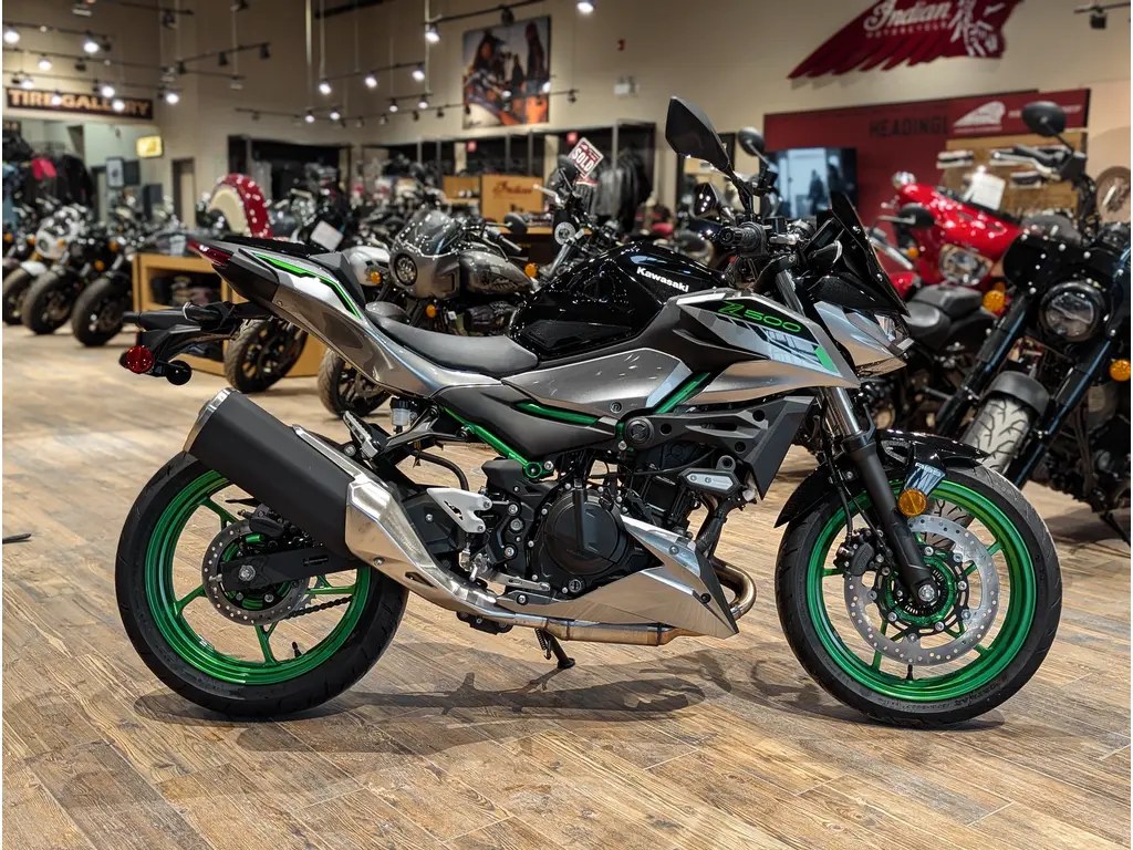 New 2025 Kawasaki Z500 SE // Metallic Moondust Gray/Metallic Spark