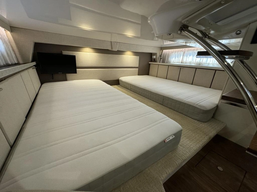 2017 Regal 32 Express alt