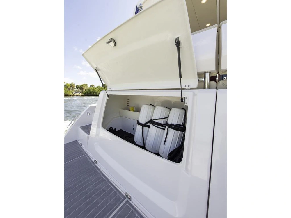 Regal 38 Flybridge 2026 alt