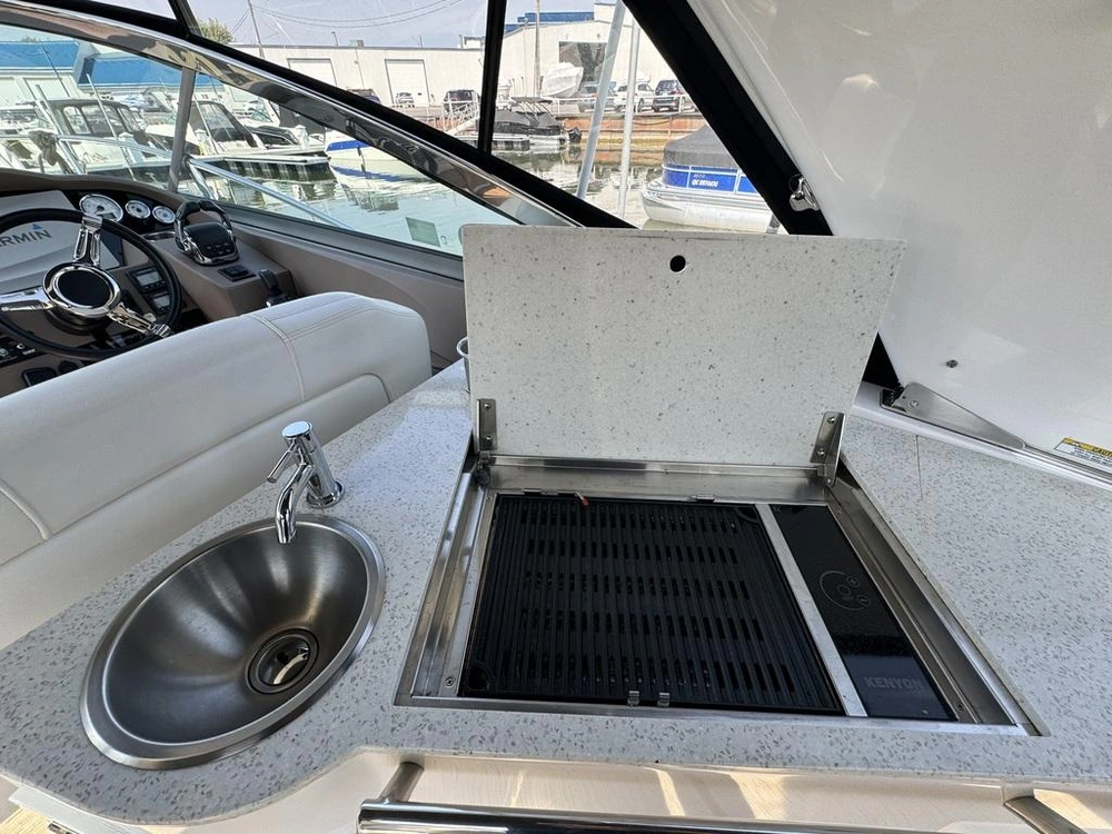 2017 Regal 32 Express alt