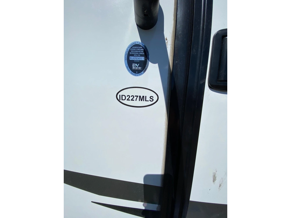 2022 Shadow Cruiser 227 Mls Travel Trailer alt