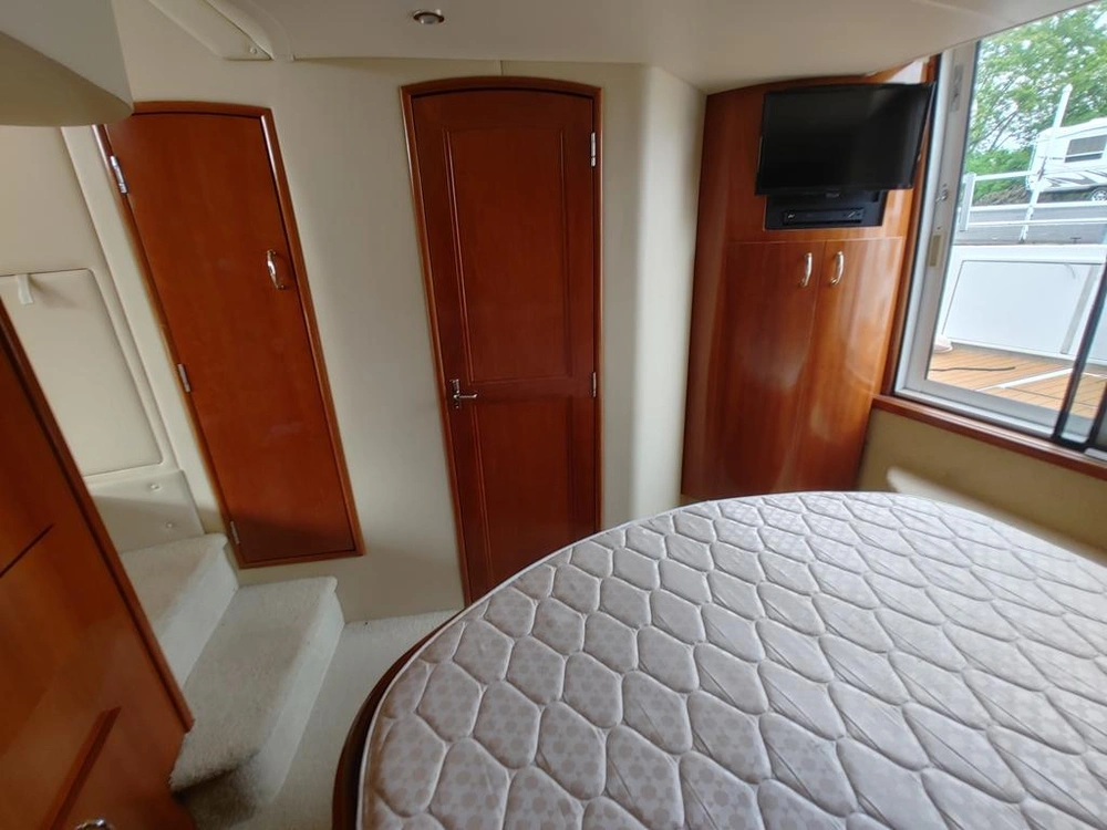 Carver Yachts 444 Motor Yacht 2004 alt