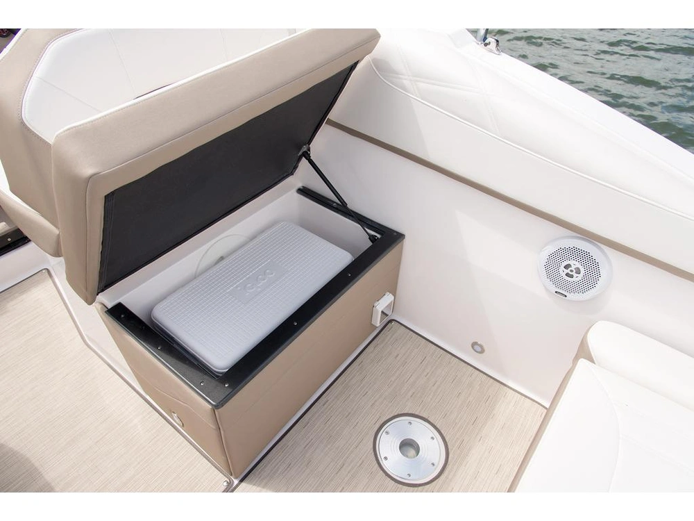Regal 26 Express Cruiser 2026 alt