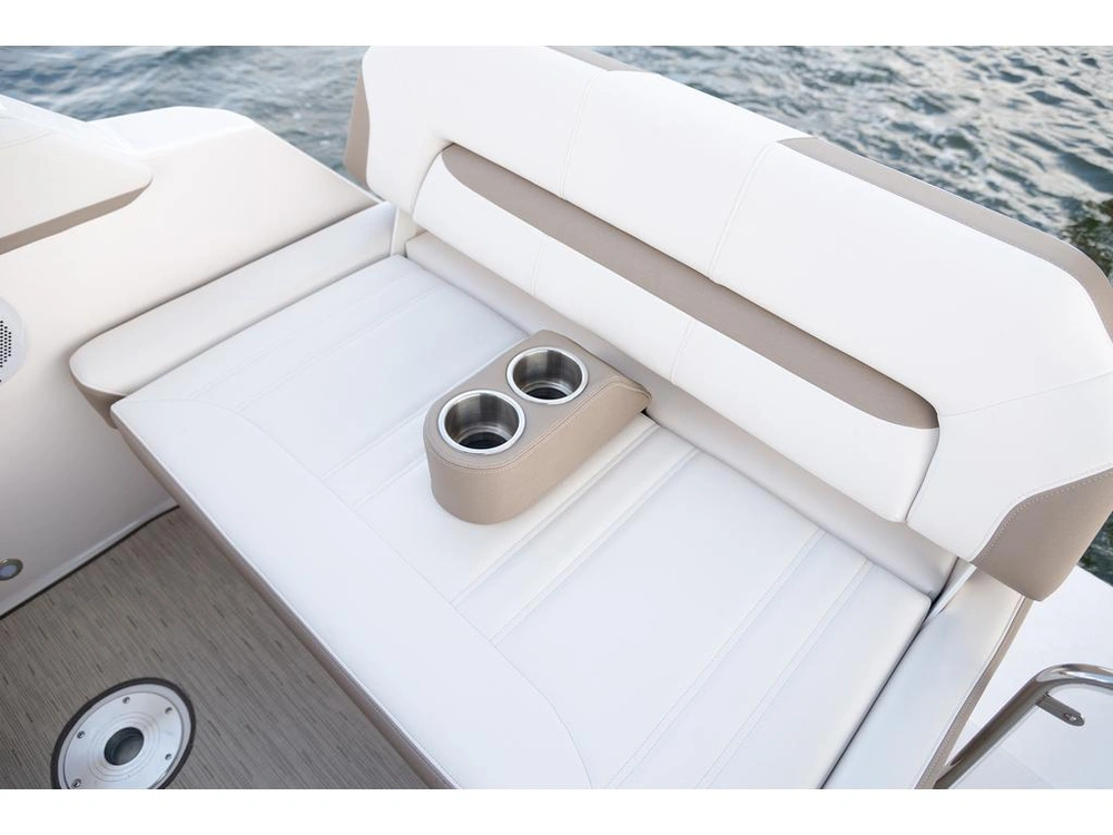 Regal 26 Express Cruiser 2026 alt