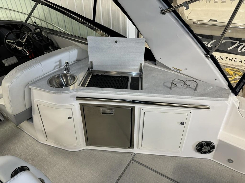 Regal 33 Express Cruiser 2023 alt