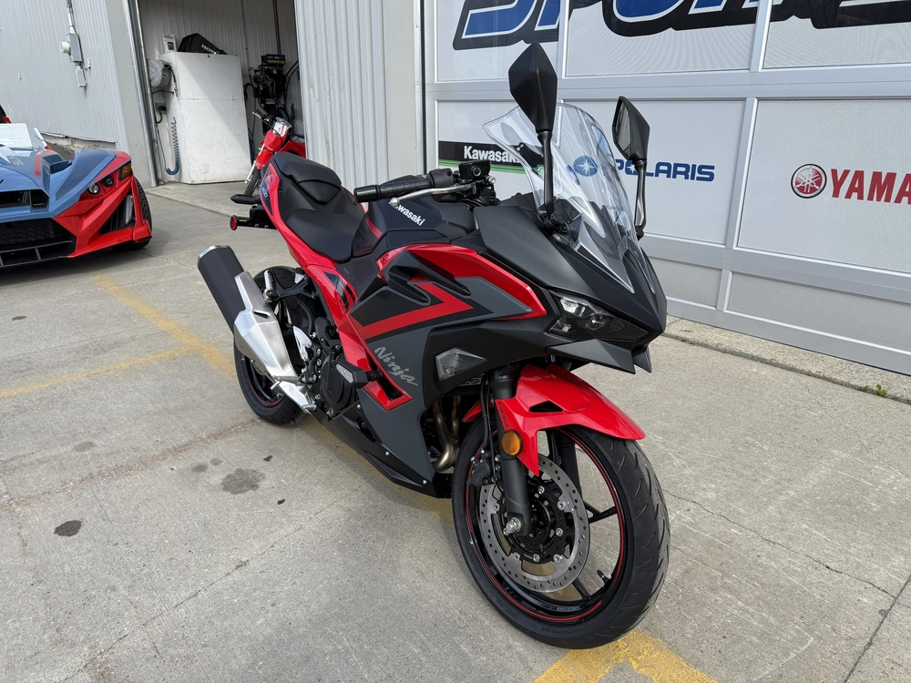 2025 Kawasaki Ninja 500 Se alt