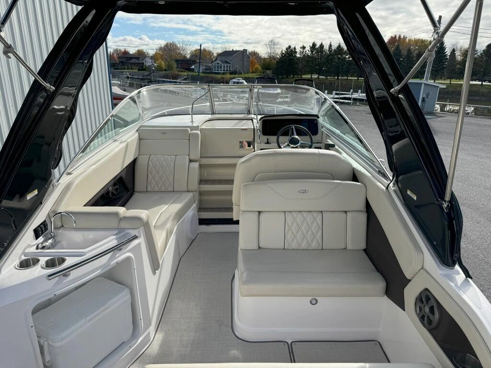 Regal 28 Express 2021 alt