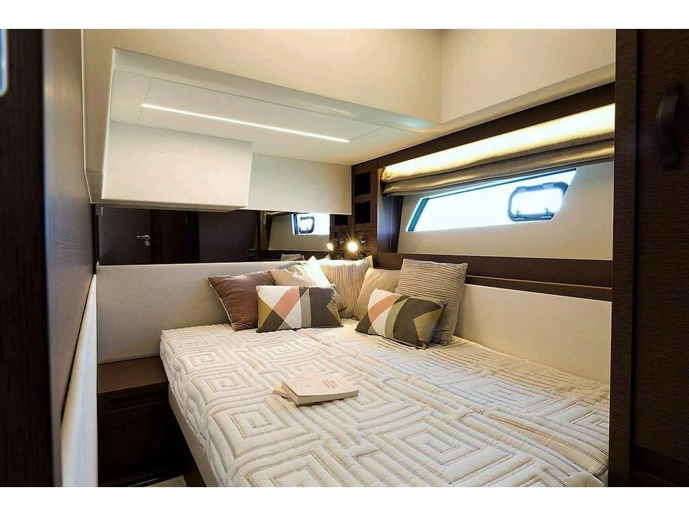 Prestige Yachts 520 Fly 2026 alt