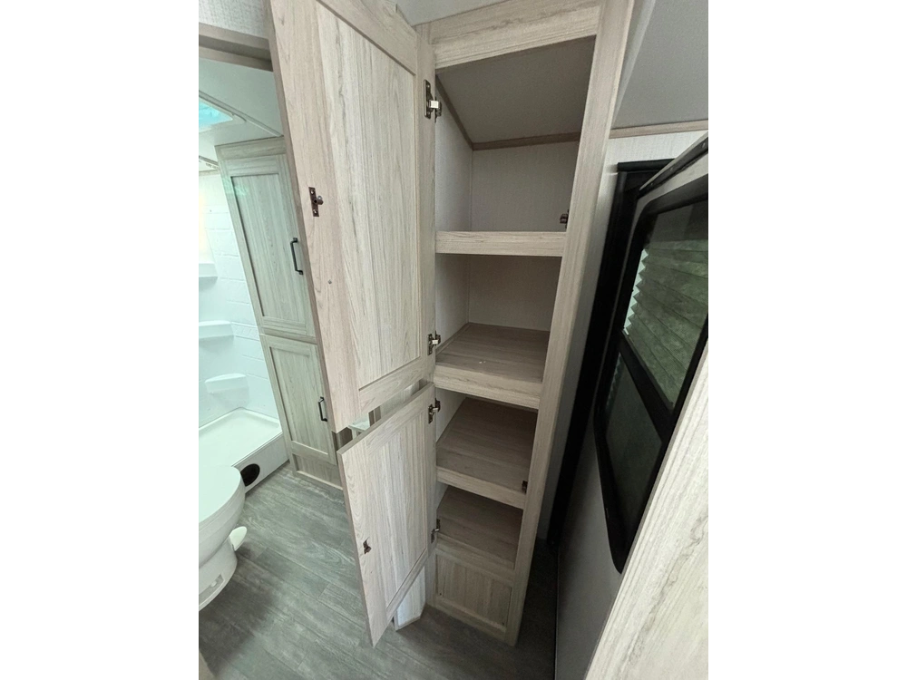 2024 Shadow Cruiser Shadow Cruiser Ultra Lite Travel Trailer 240 Bhs alt