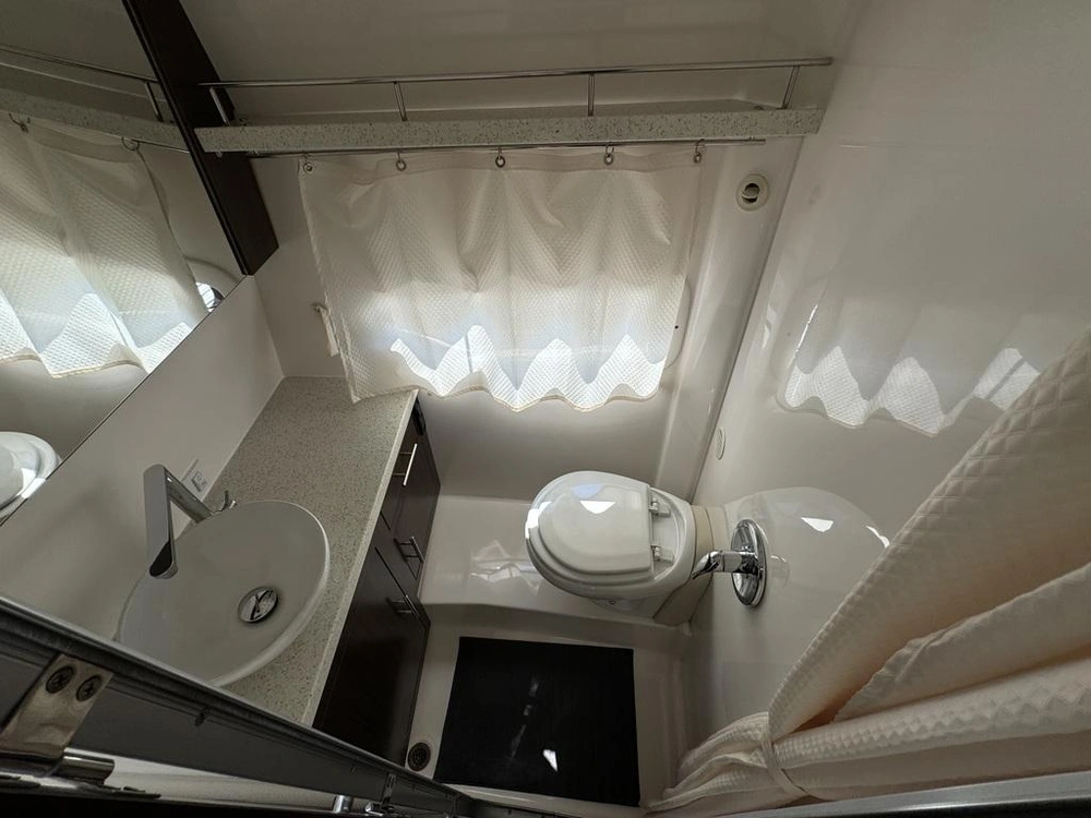 2017 Regal 32 Express alt