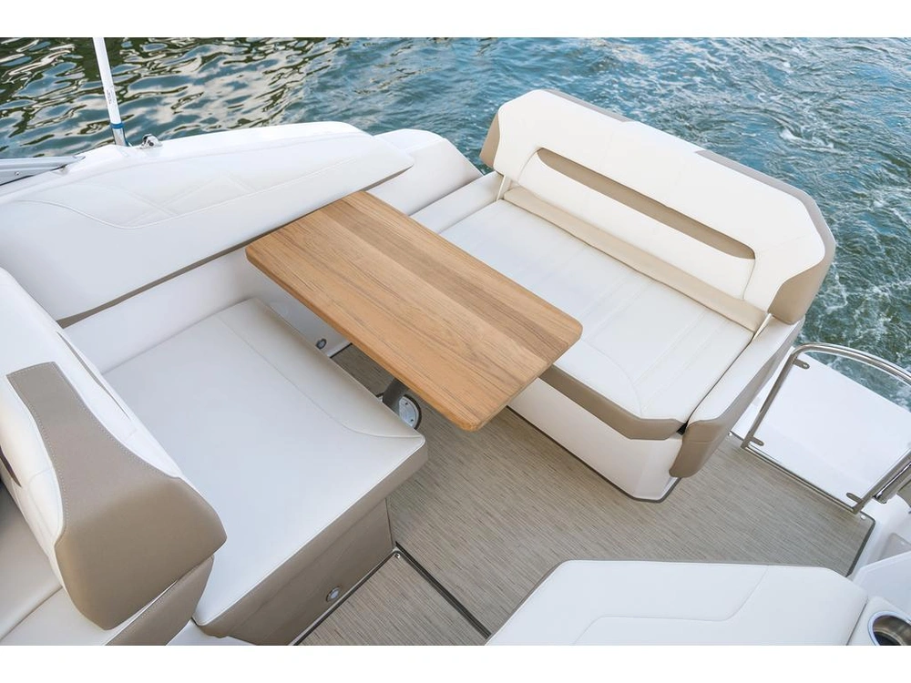 Regal 26 Express Cruiser 2026 alt