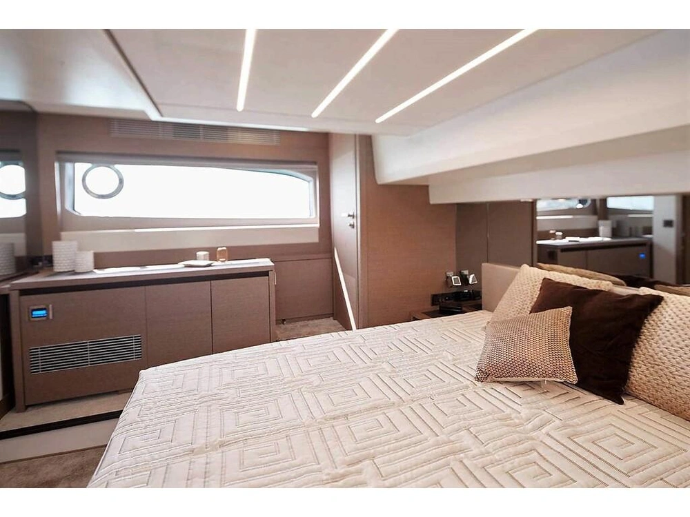 Prestige Yachts 520 Fly 2026 alt