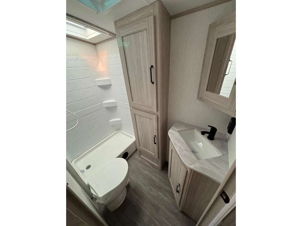 2024 Shadow Cruiser Shadow Cruiser Ultra Lite Travel Trailer 240 Bhs alt