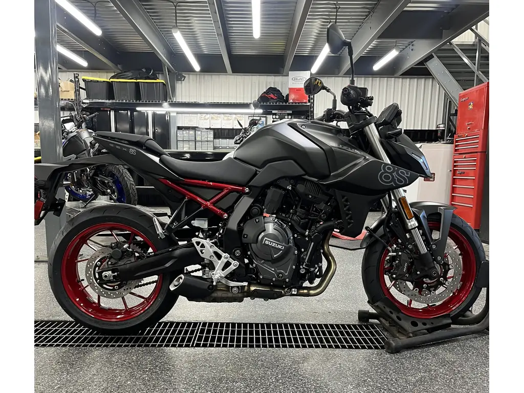 2025 Suzuki GSX-8S 
