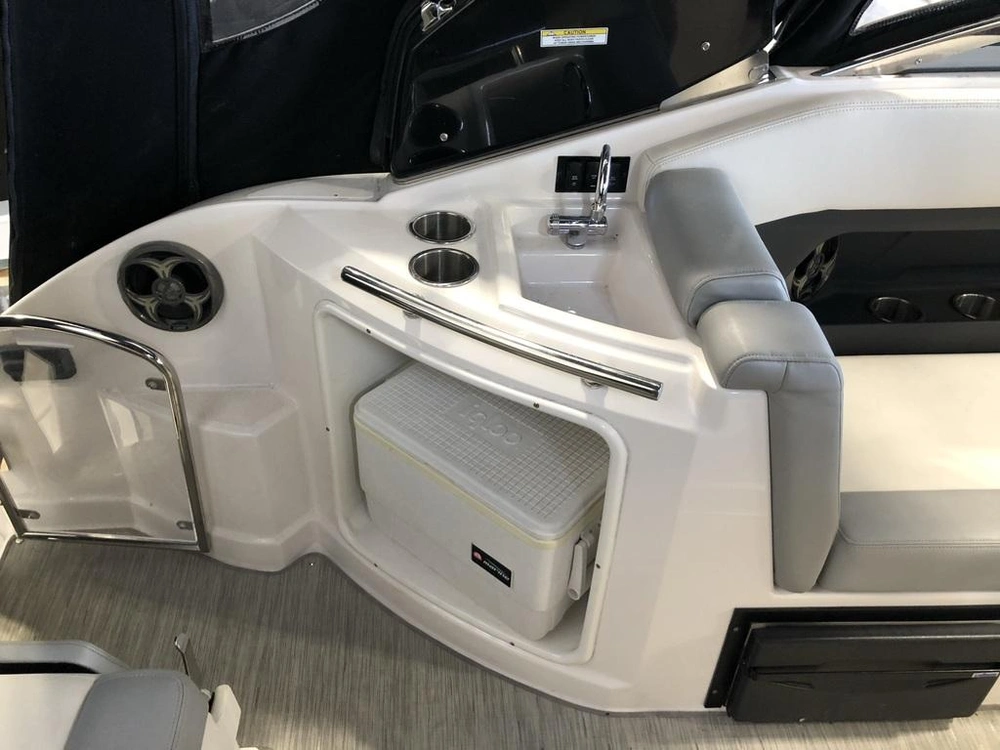 2015 Regal 28 Express alt