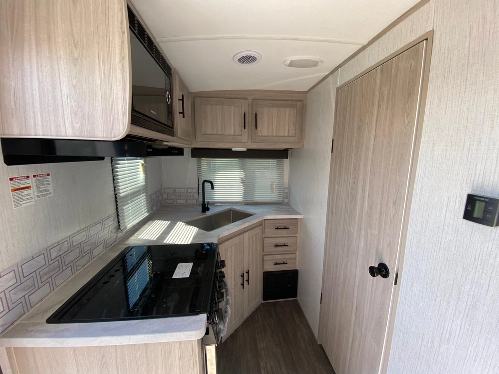2022 Shadow Cruiser 227 Mls Travel Trailer alt