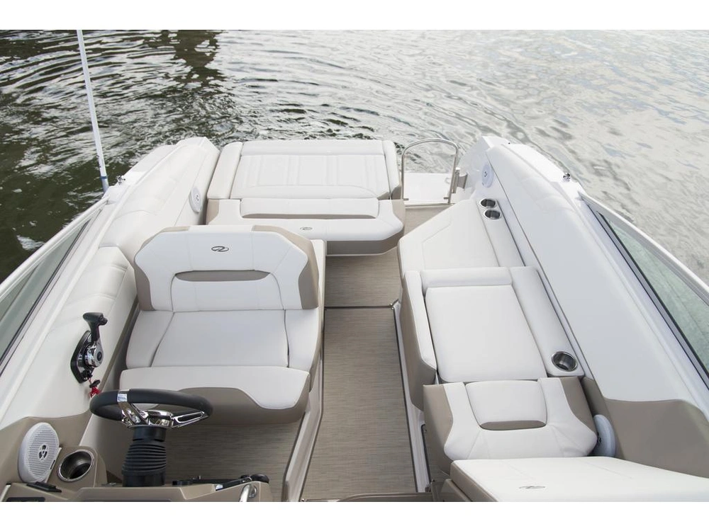Regal 26 Express Cruiser 2026 alt