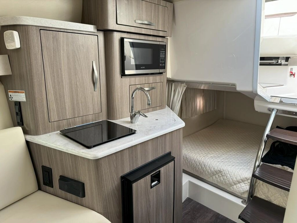 Regal 28 Express 2021 alt