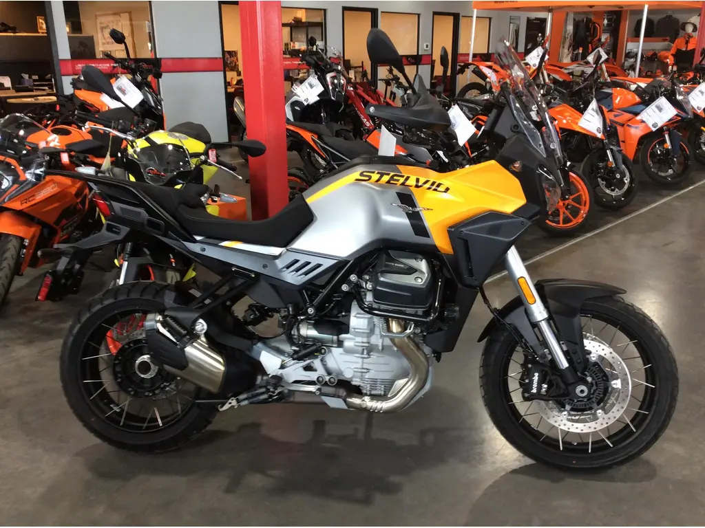 2024 Moto Guzzi STELVIO - Giallo Savana