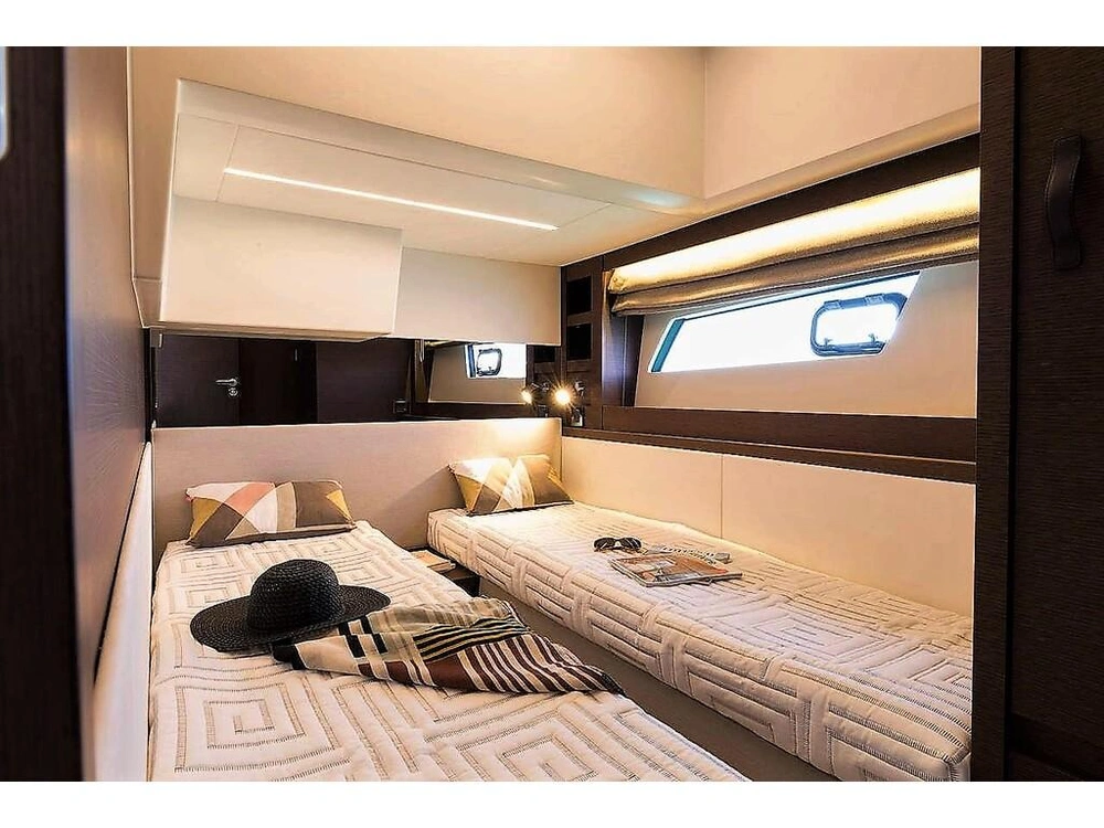 Prestige Yachts 520 Fly 2026 alt