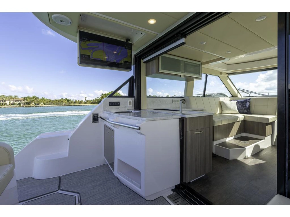 Regal 38 Flybridge 2026 alt