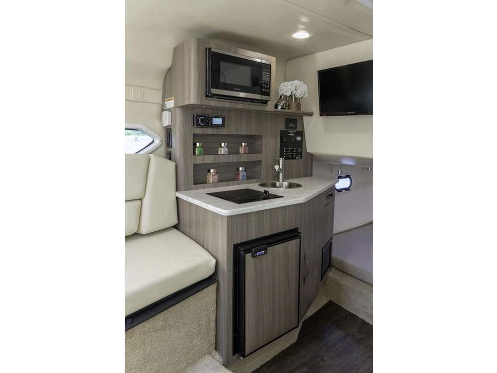 Regal 26 Express Cruiser 2026 alt