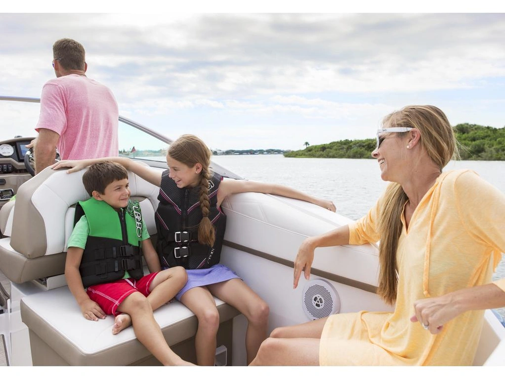 Regal 26 Express Cruiser 2026 alt