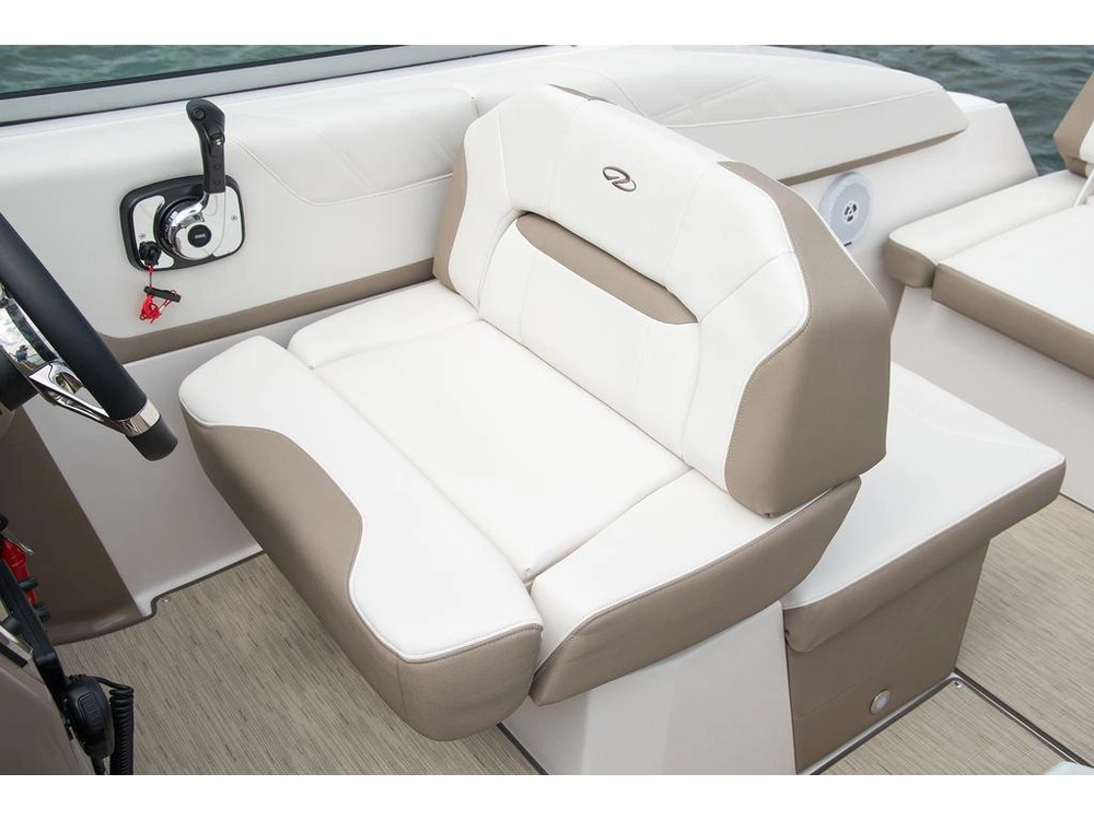 Regal 26 Express Cruiser 2026 alt