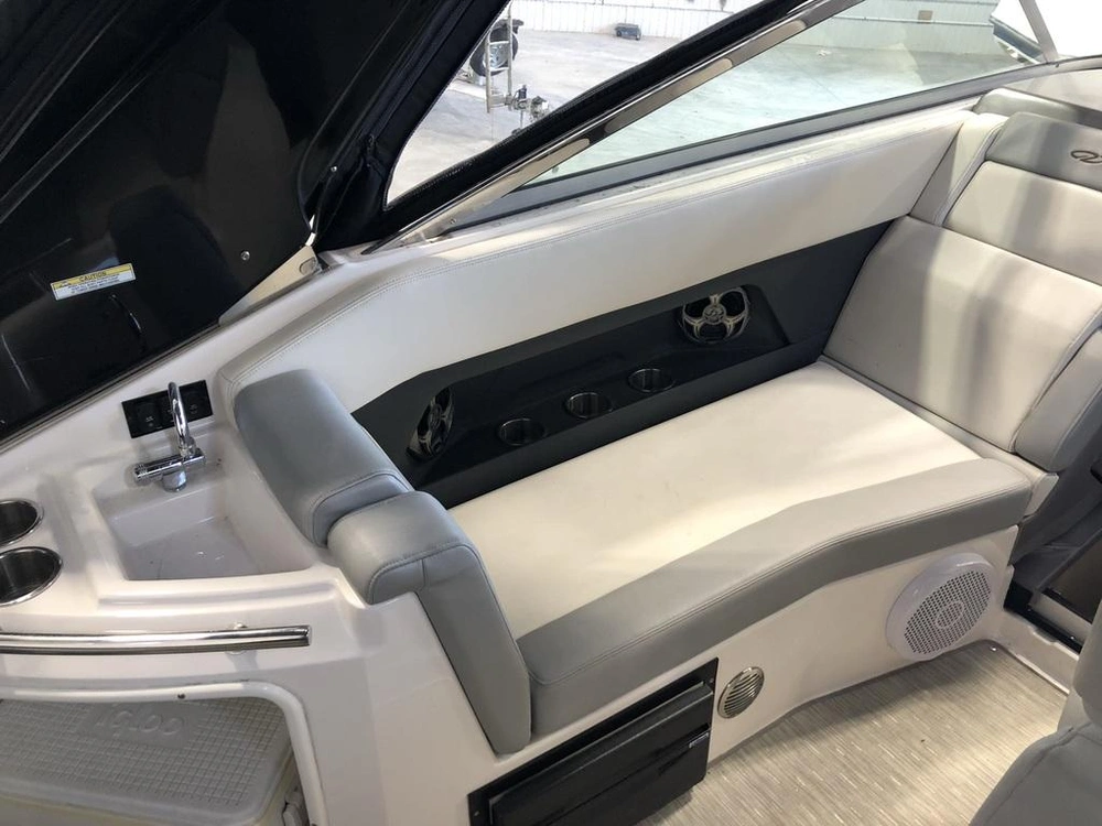 2015 Regal 28 Express alt