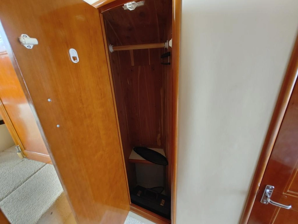 Carver Yachts 444 Motor Yacht 2004 alt