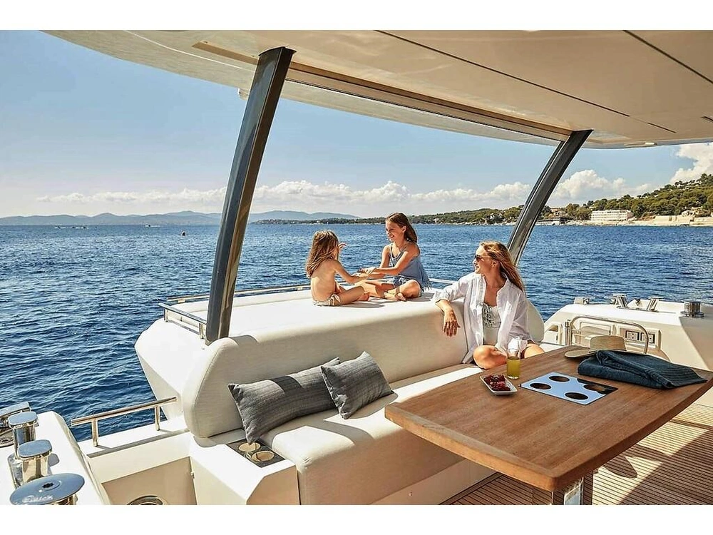 Prestige Yachts 690 F 2026 alt