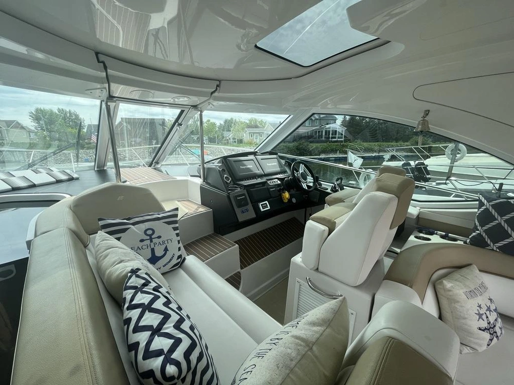 2012 Four Winns V435 alt