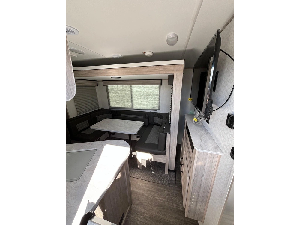 2024 Shadow Cruiser Shadow Cruiser Ultra Lite Travel Trailer 240 Bhs alt