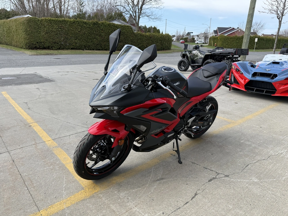 2025 Kawasaki Ninja 500 Se alt