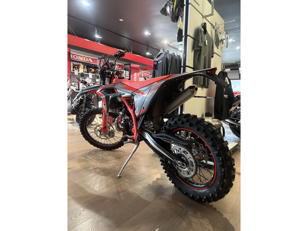 2025 Beta 300 Xtrainer alt