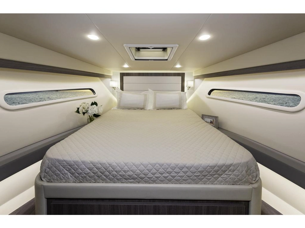 Regal 38 Flybridge 2026 alt