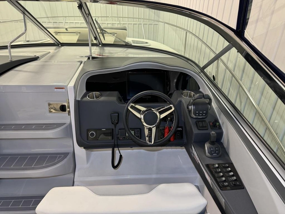 Regal 33 Express Cruiser 2023 alt