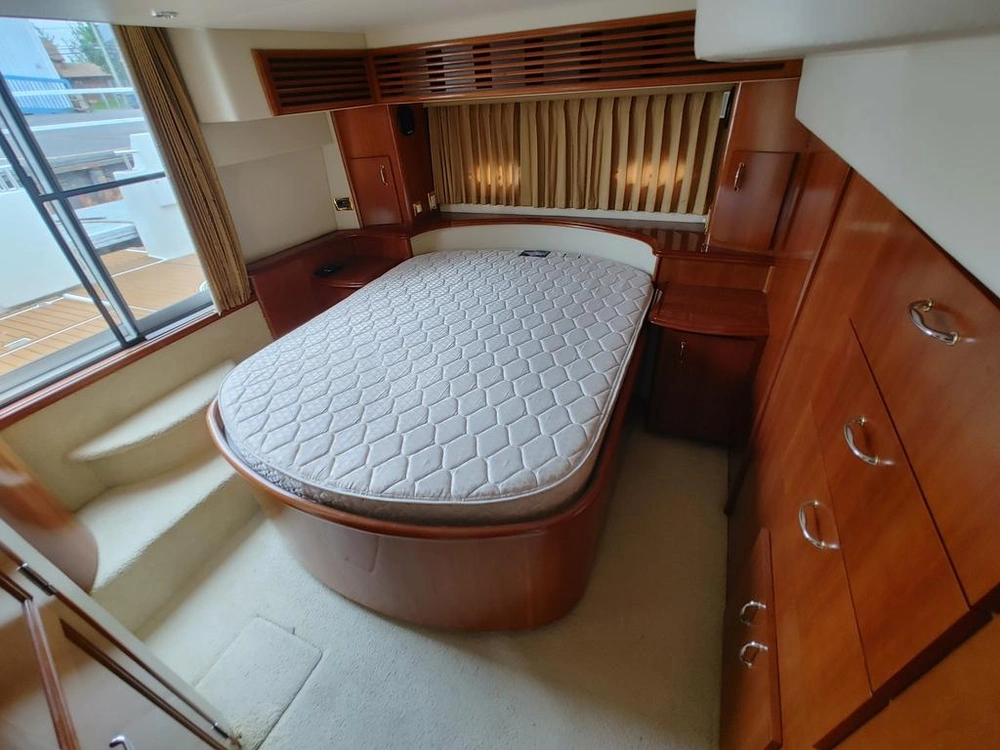 Carver Yachts 444 Motor Yacht 2004 alt