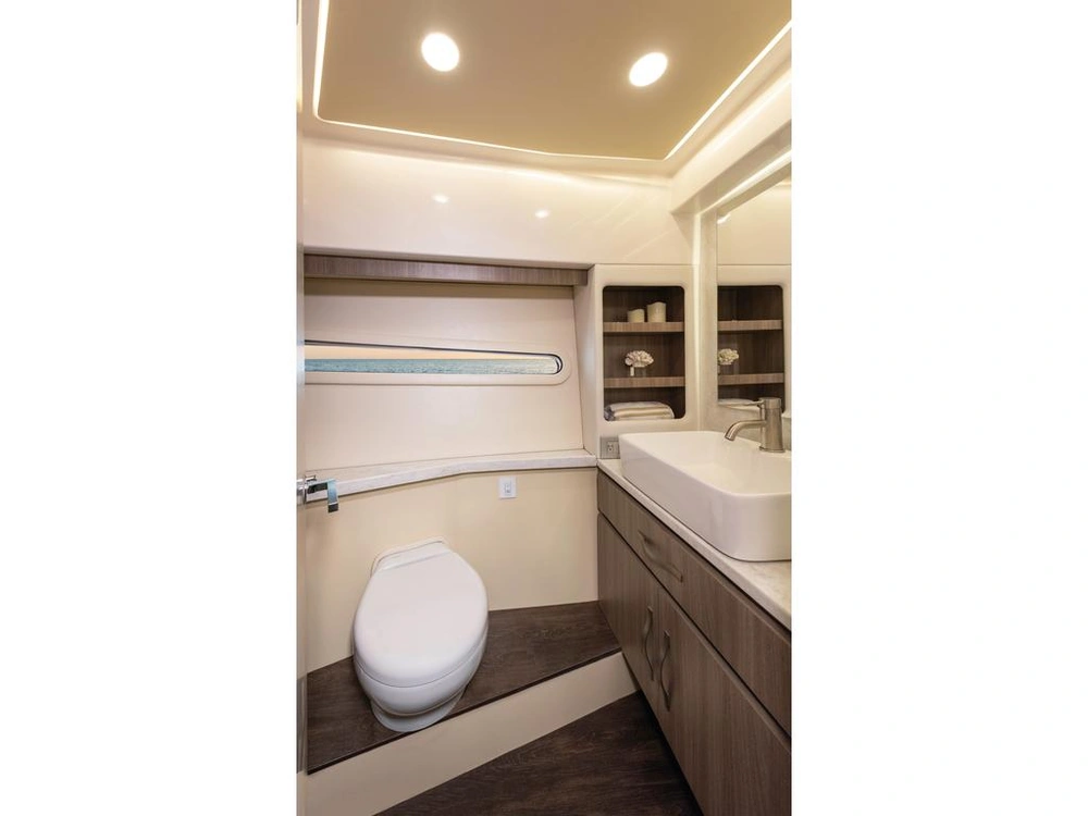 Regal 38 Flybridge 2026 alt