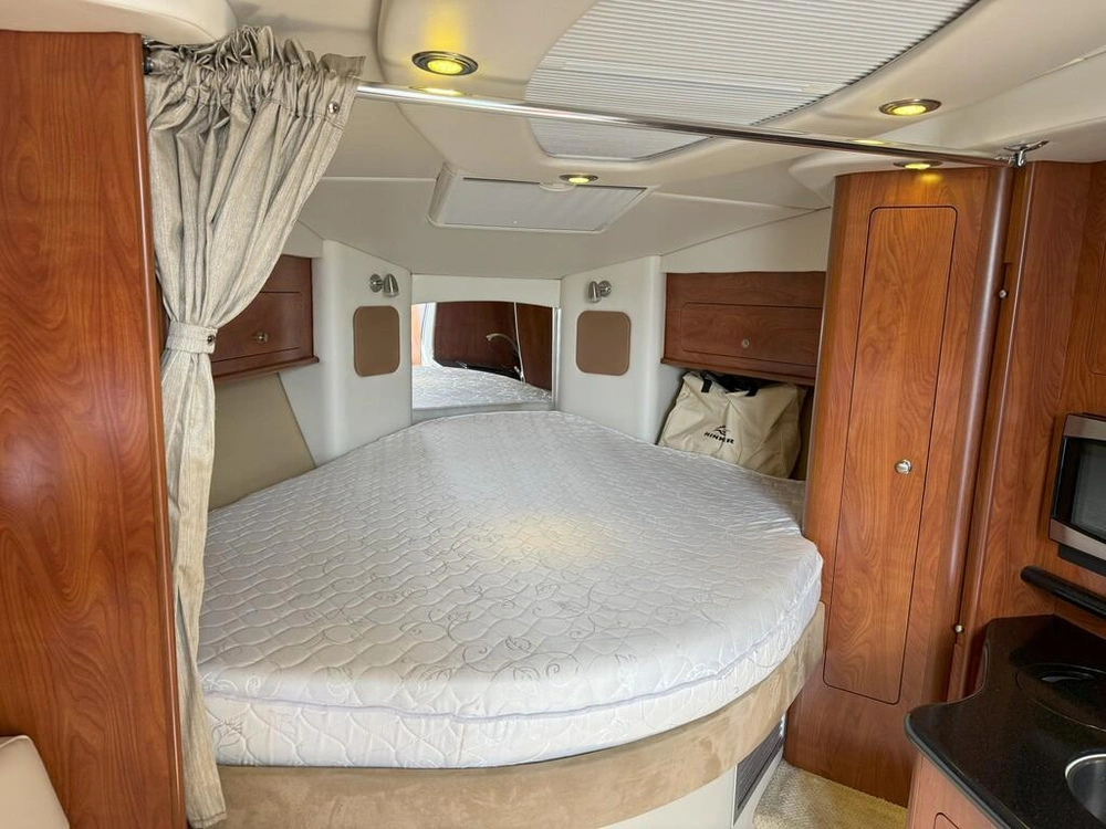 2010 Rinker Boat Co 310 alt