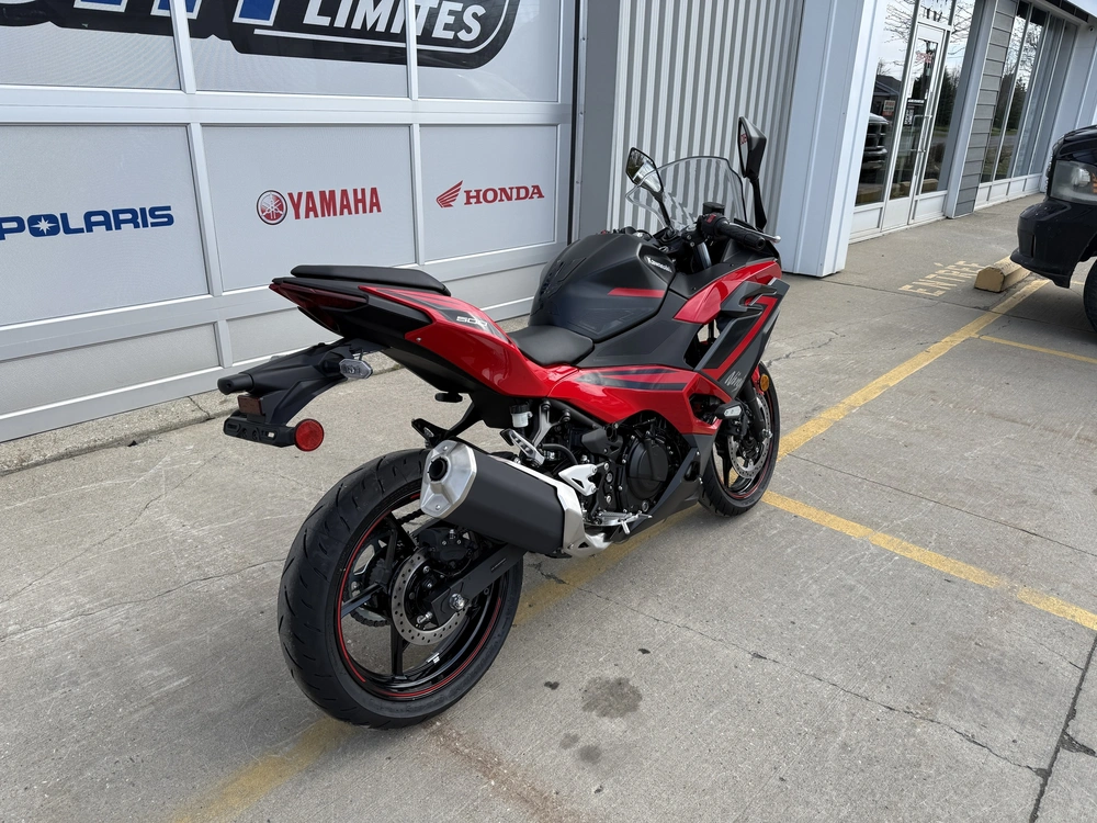 2025 Kawasaki Ninja 500 Se alt