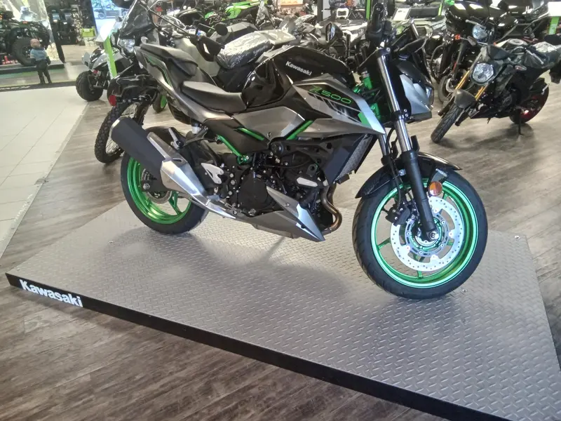 2025 Kawasaki Z500 SE