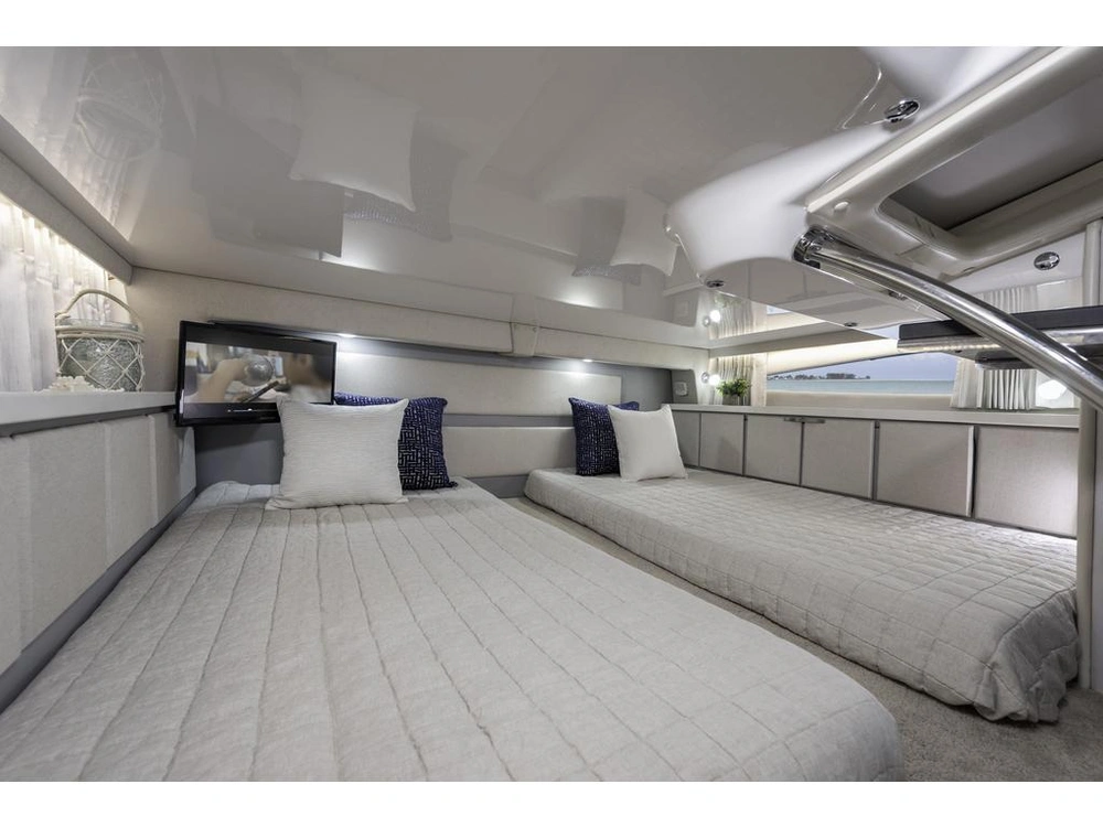 Regal 33 Express Cruiser 2023 alt